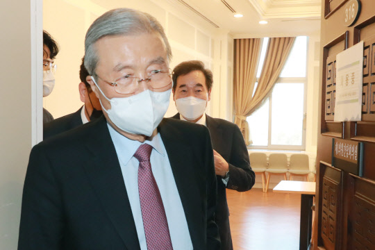 이낙연(오른쪽) 더불어민주당 대표와 김종인 국민의힘 비상대책위원장이 30일 국회에서 중대재해기업처벌법 등 법안 처리 등에 관해 논의한 뒤 헤어지고 있다.    연합뉴스